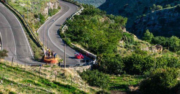 Il "mandolino" del Gargano suona l'inno tricolore